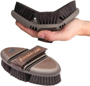 Animalon CareFlex Kardätsche | Flexible & Ergonomische Pferde-Bürste mit Klettverschluss für Jede Pferde Putzbox | Pferde Zubehör | Putzzeug für Pferde Animalon CareFlex Kardätsche | Flexible & Ergonomische Pferde-Bürste mit Klettverschluss für Jede Pferde Putzbox | Pferde Zubehör | Putzzeug für Pferde